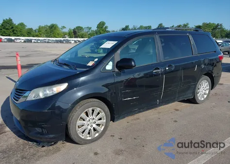 2015 Toyota Sienna Le 7 Passenger z USA, uszkodzony, nr VIN 5TDJK3DC6FS094668